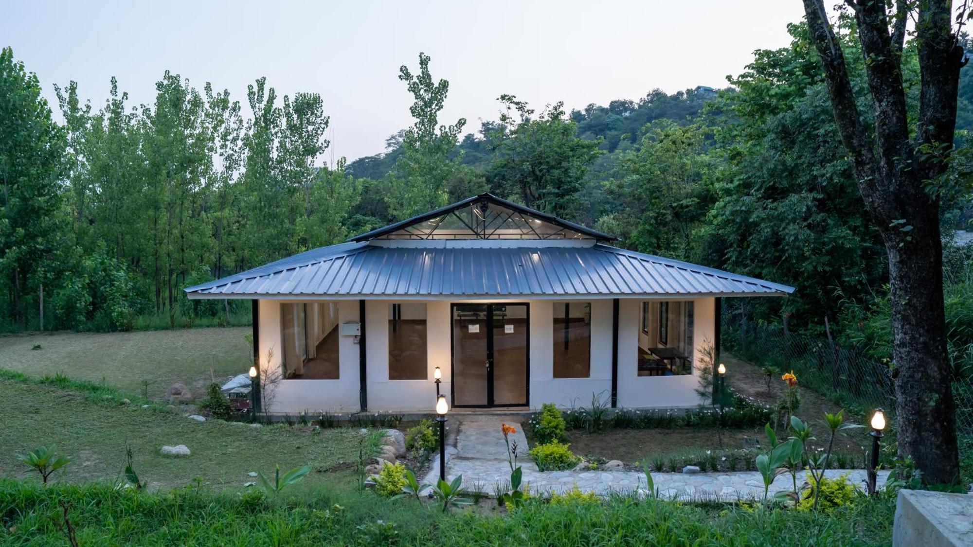 Dev Bhoomi Farms & Cottages 다람샬라 외부 사진